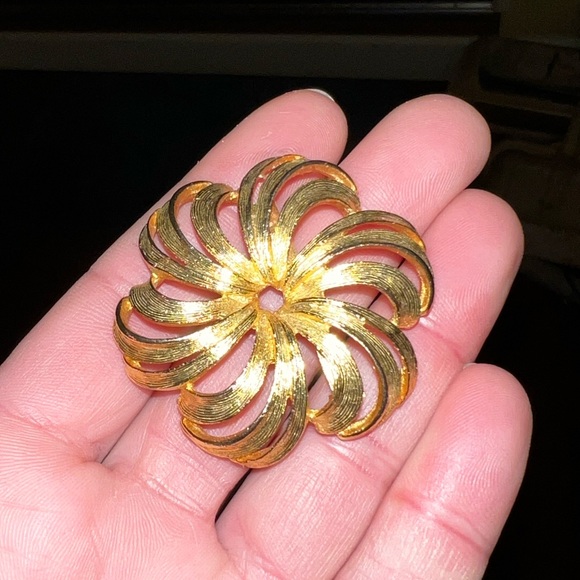 Vintage Gold Tone Swirled Pinwheel Brooch - Picture 2 of 7